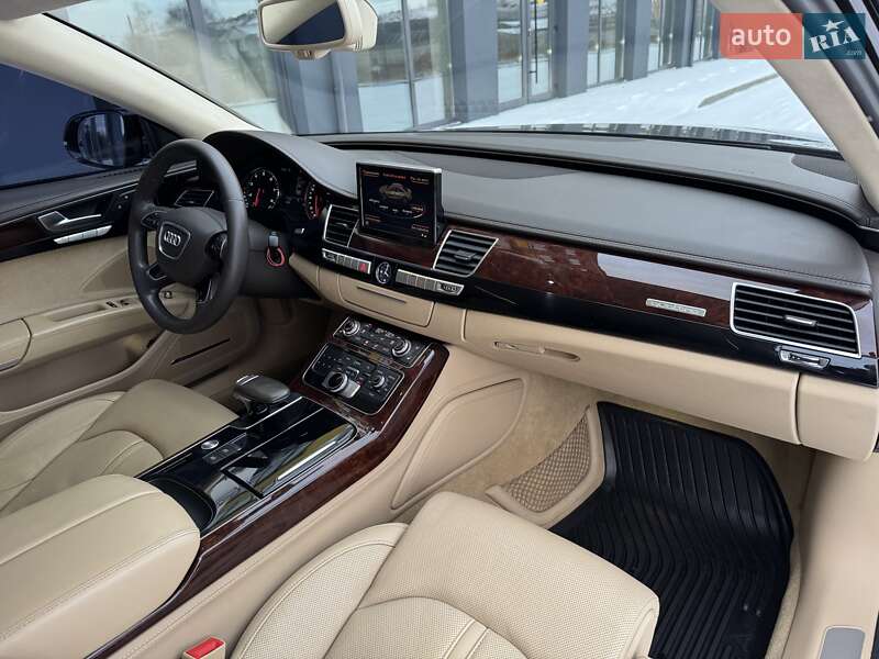 Седан Audi A8 2013 в Луцке