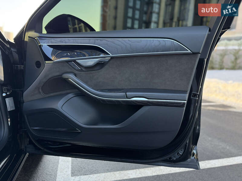 Седан Audi A8 2021 в Киеве
