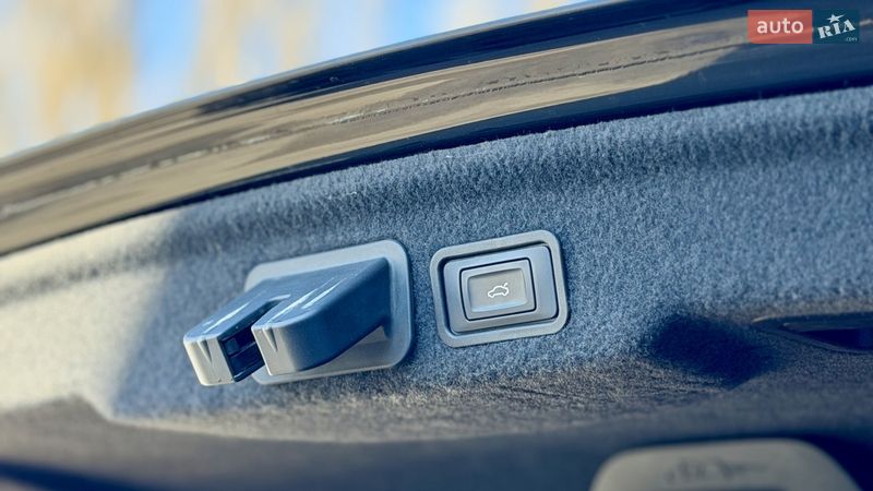 Седан Audi A8 2013 в Києві