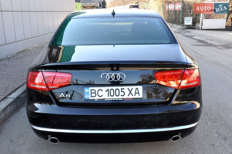 Седан Audi A8 2013 в Львові