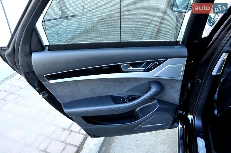 Седан Audi A8 2013 в Львові
