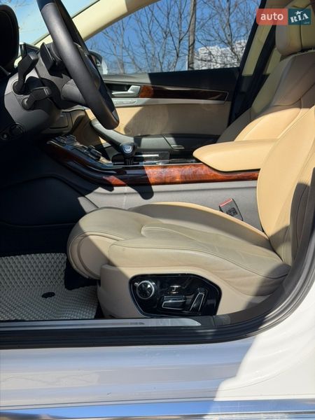 Седан Audi A8 2012 в Одесі