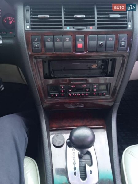 Седан Audi A8 1996 в Черняхове