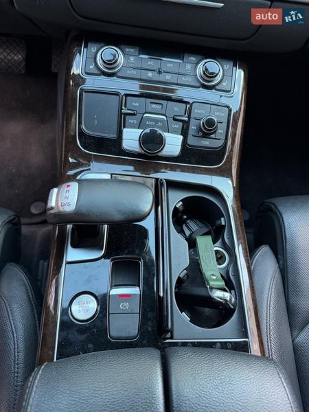 Седан Audi A8 2014 в Береговому