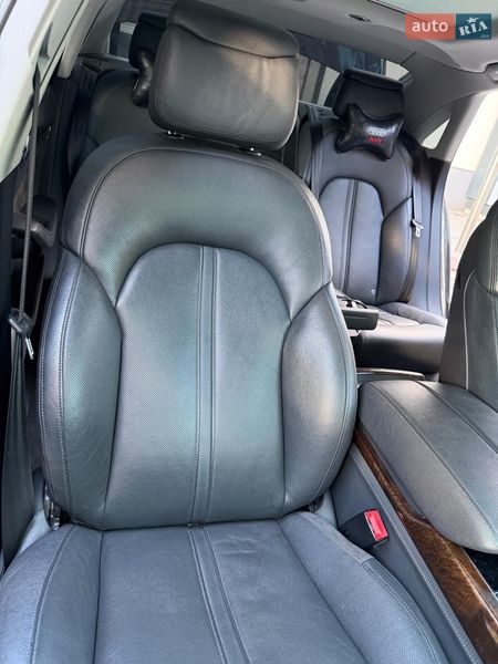 Седан Audi A8 2014 в Береговому