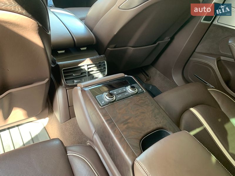 Седан Audi A8 2012 в Черновцах