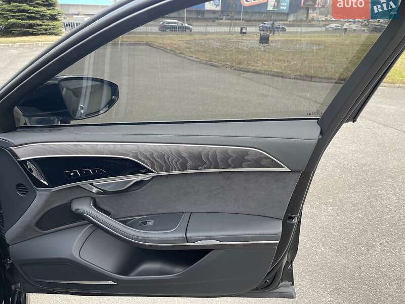 Седан Audi A8 2025 в Києві