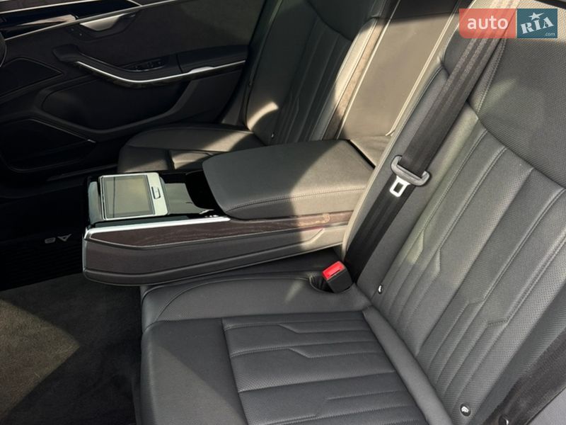 Седан Audi A8 2021 в Виннице