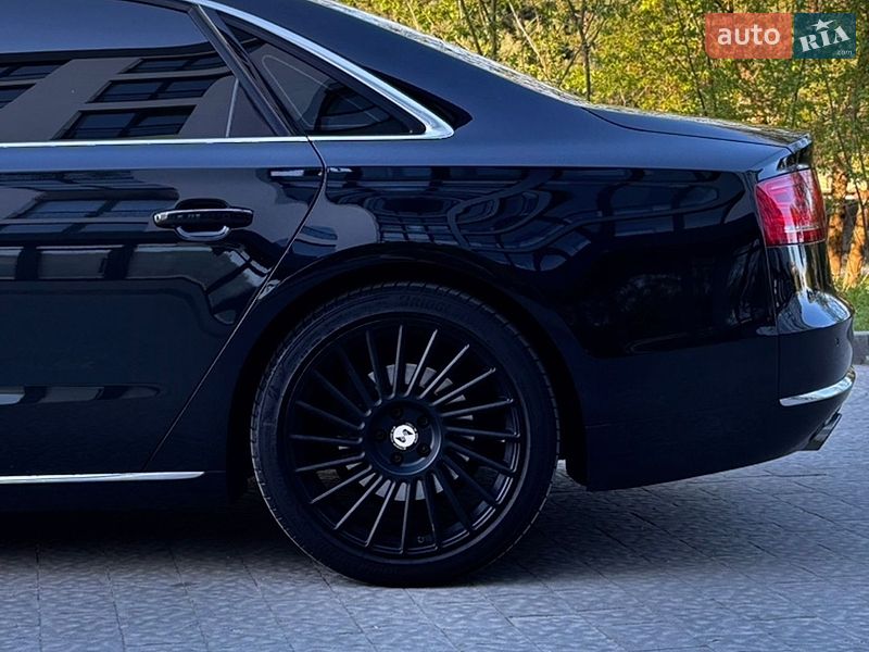 Седан Audi A8 2013 в Новояворовске
