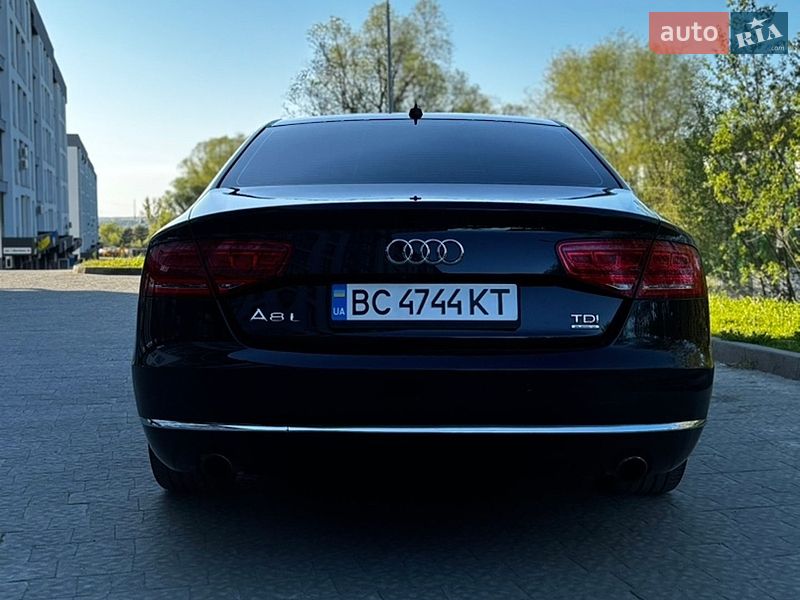 Седан Audi A8 2013 в Новояворовске