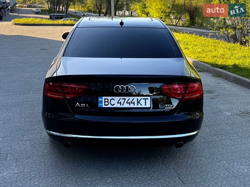 Седан Audi A8 2013 в Новояворовске