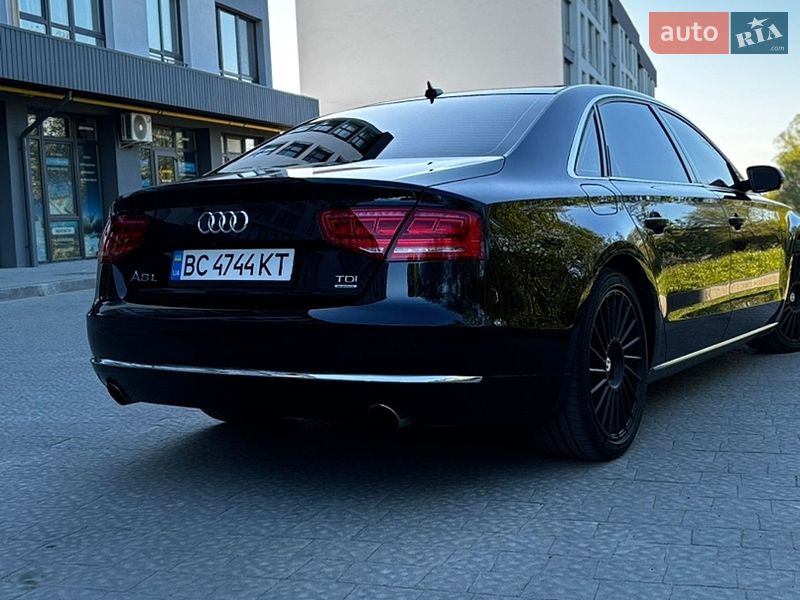 Седан Audi A8 2013 в Новояворовске