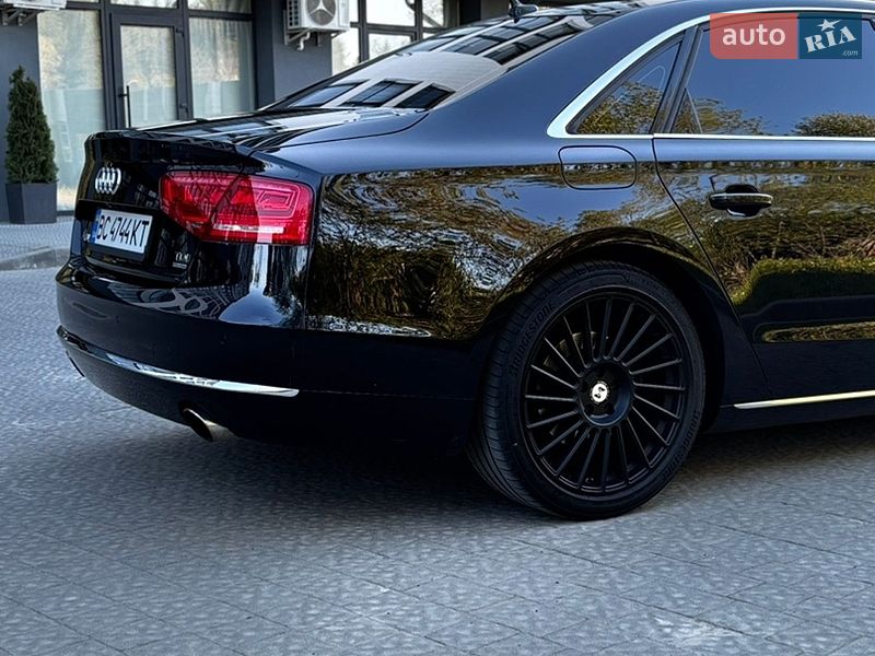 Седан Audi A8 2013 в Новояворовске