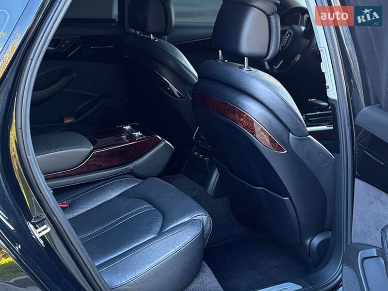 Седан Audi A8 2013 в Новояворовске