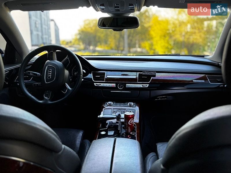 Седан Audi A8 2013 в Новояворовске