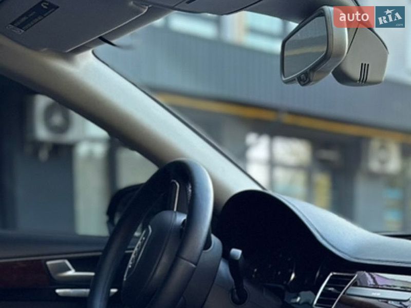 Седан Audi A8 2013 в Новояворовске