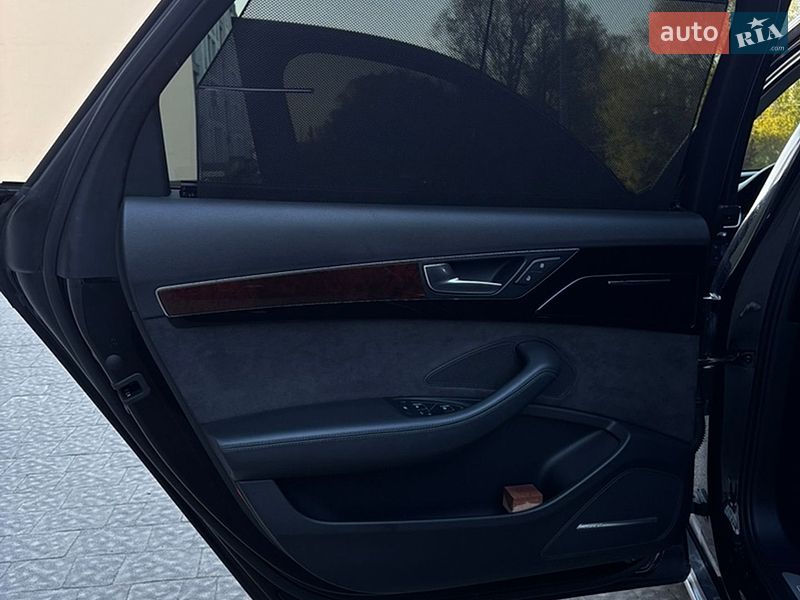 Седан Audi A8 2013 в Новояворовске