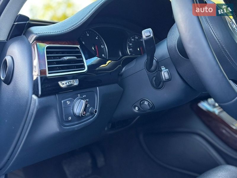 Седан Audi A8 2013 в Новояворовске