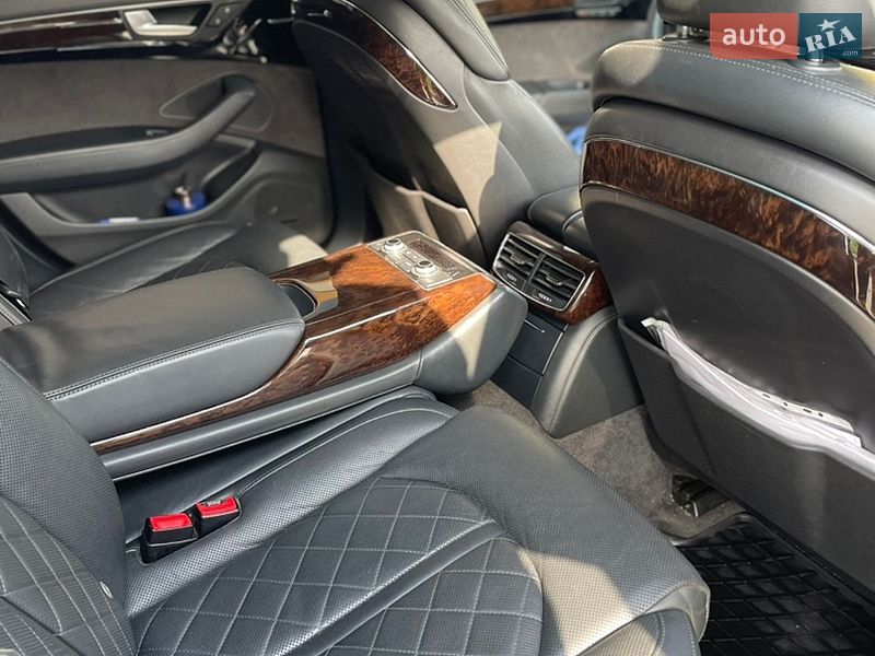 Седан Audi A8 2011 в Львове