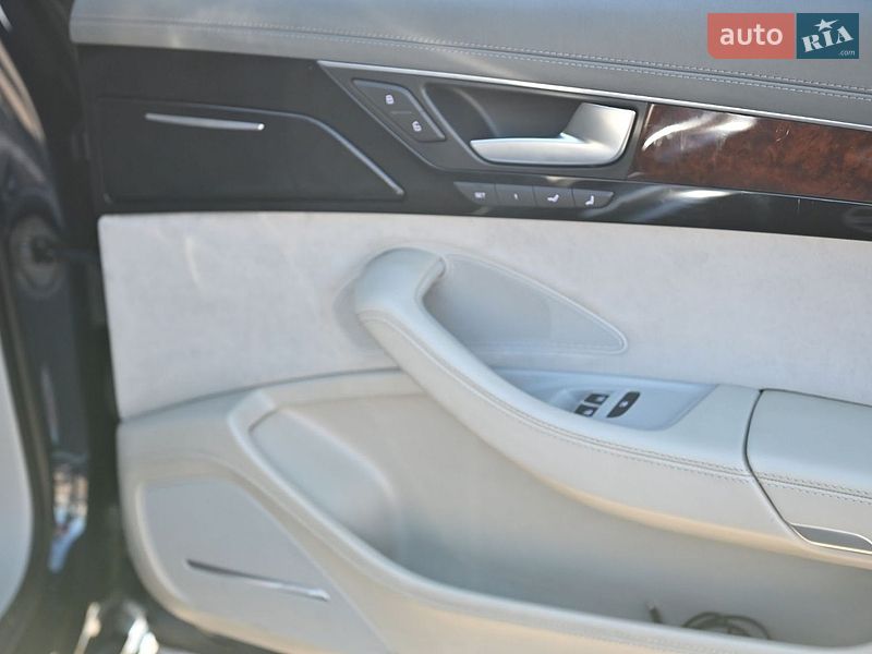 Седан Audi A8 2010 в Ровно