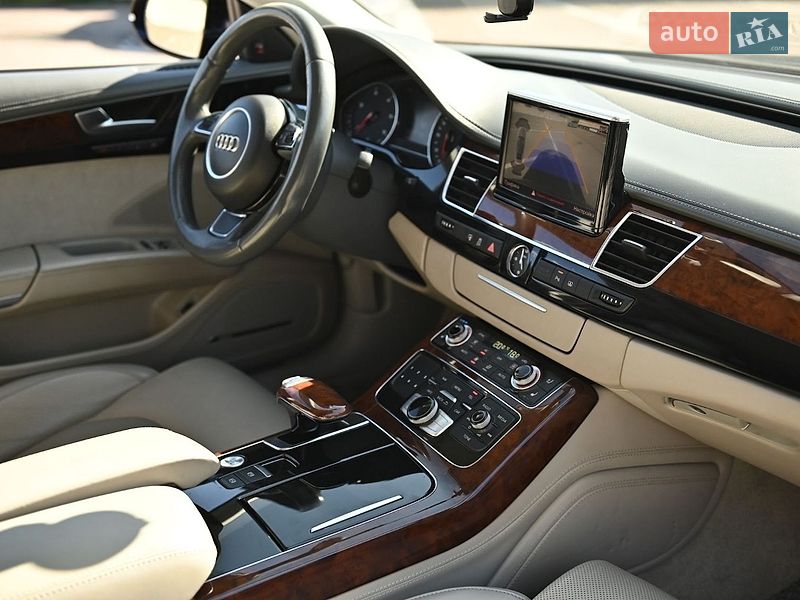 Седан Audi A8 2010 в Ровно