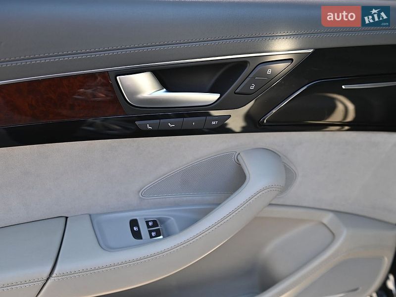 Седан Audi A8 2010 в Ровно