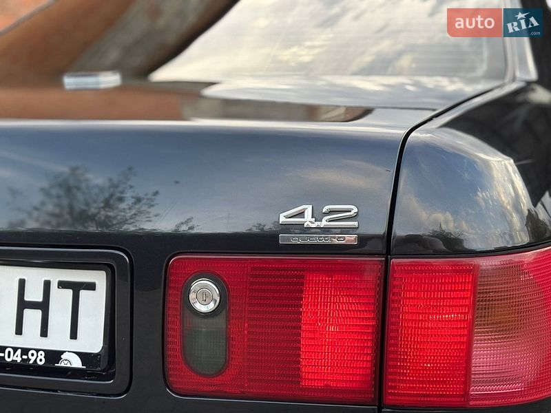 Седан Audi A8 2000 в Староконстантинове