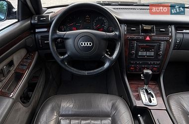 Седан Audi A8 2000 в Староконстантинове