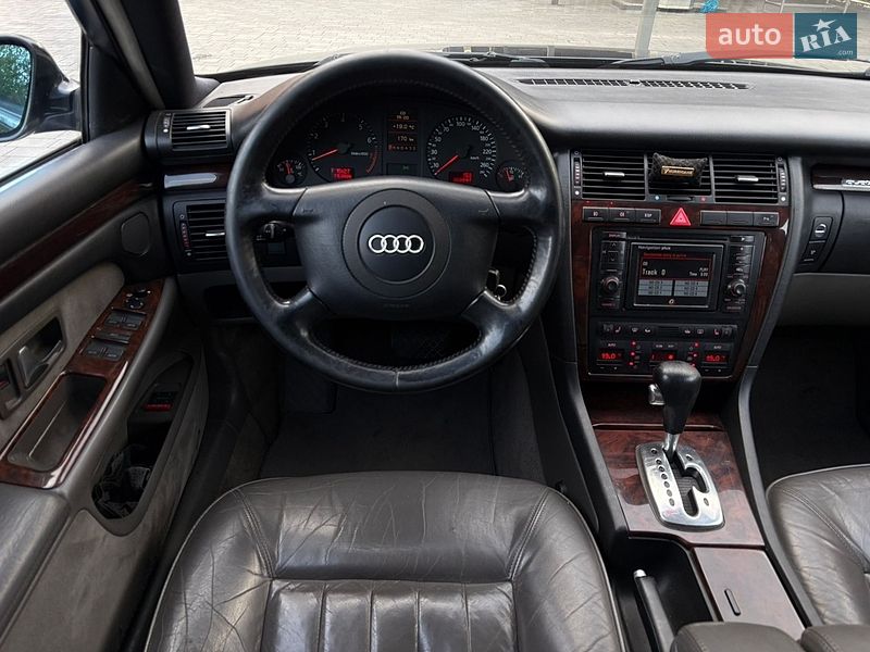 Седан Audi A8 2000 в Староконстантинове
