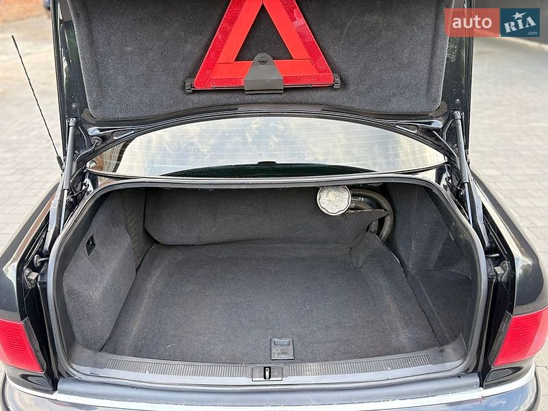 Седан Audi A8 2000 в Староконстантинове