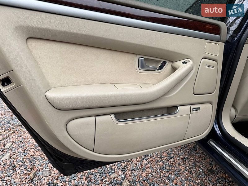 Седан Audi A8 2009 в Стрию