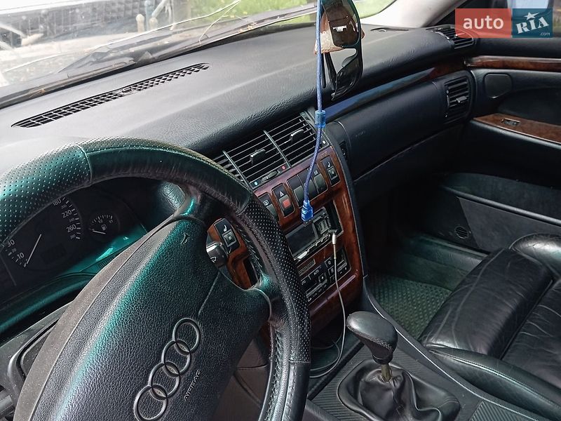 Седан Audi A8 1996 в Бурштыне