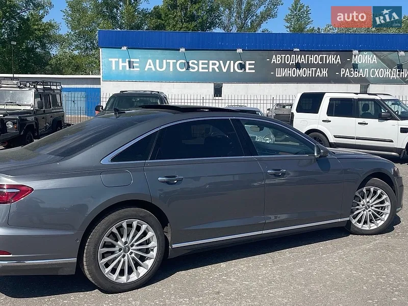 Audi A8 2018 VIN WAU8DAF83KN010633 фото оголошення 3 з 176