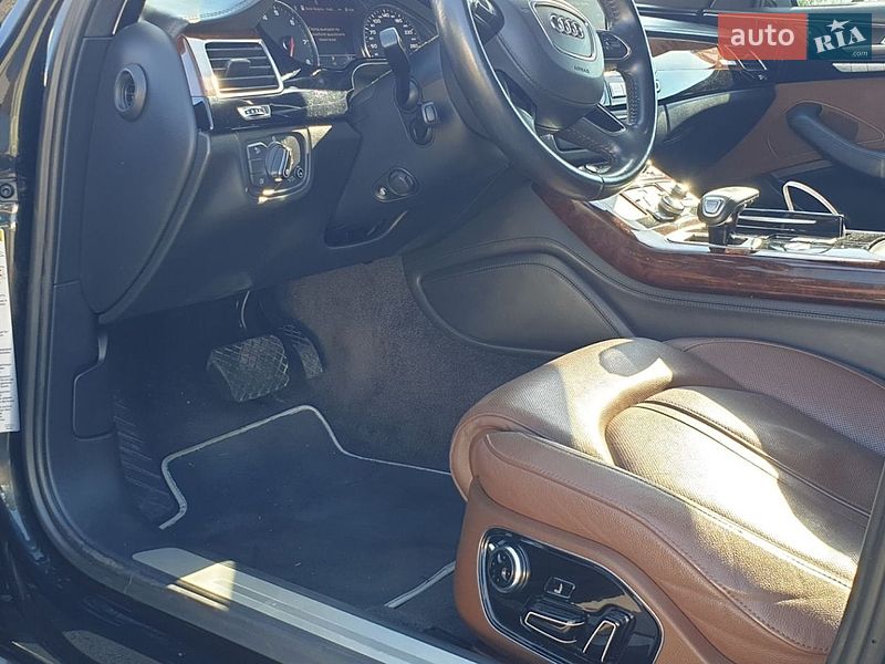 Седан Audi A8 2012 в Мукачевому