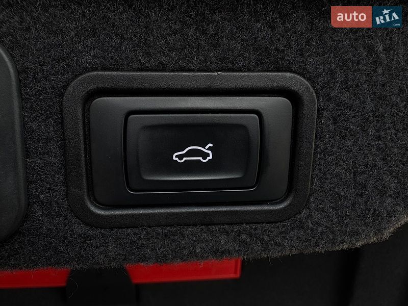 Седан Audi A8 2013 в Луцьку