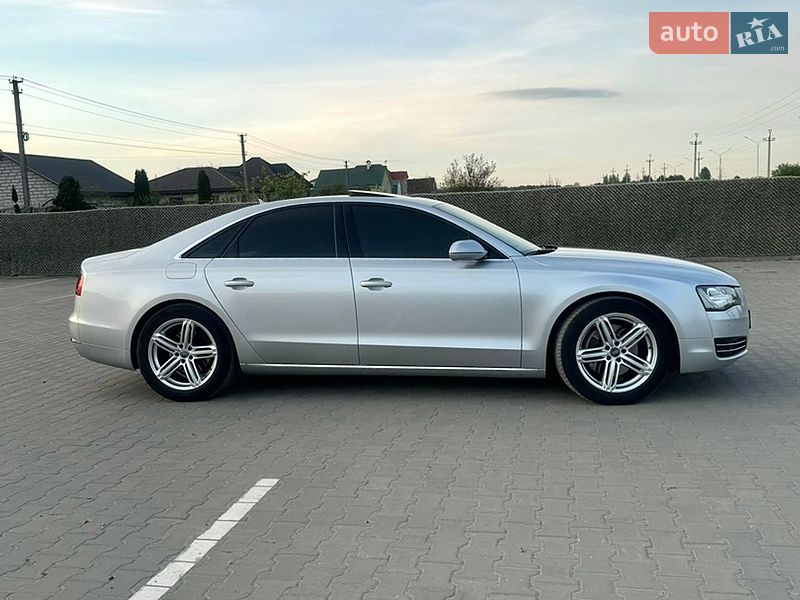 Седан Audi A8 2012 в Вараше