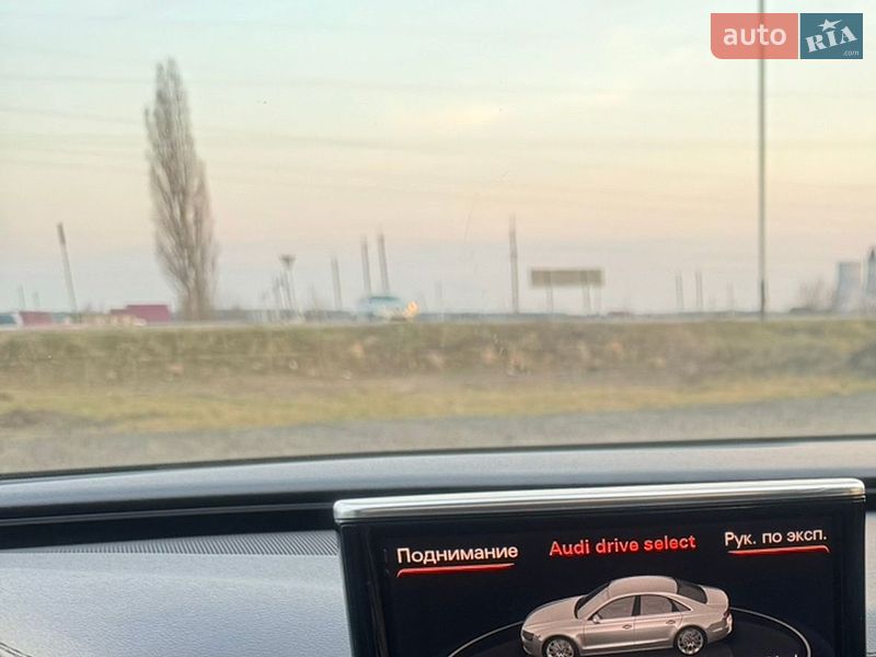 Седан Audi A8 2012 в Вараше