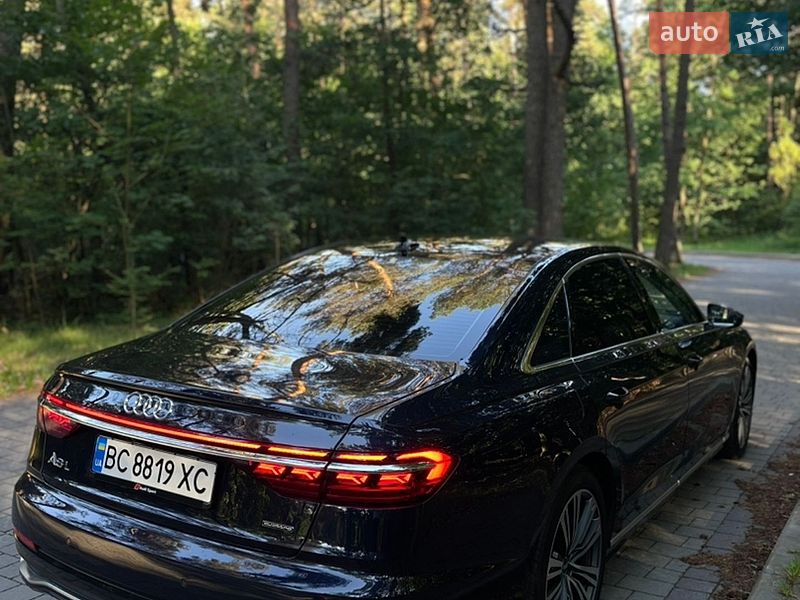 Седан Audi A8 2023 в Львове