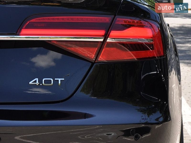 Седан Audi A8 2015 в Одесі