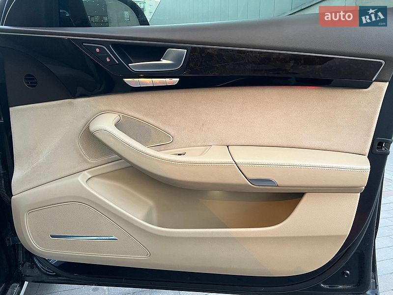 Седан Audi A8 2011 в Вишневом