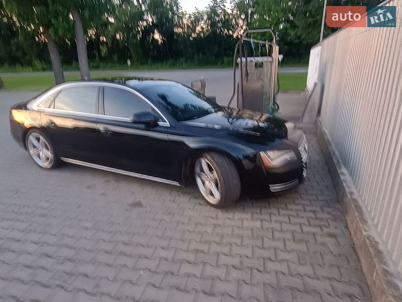 Седан Audi A8 2012 в Новоселице