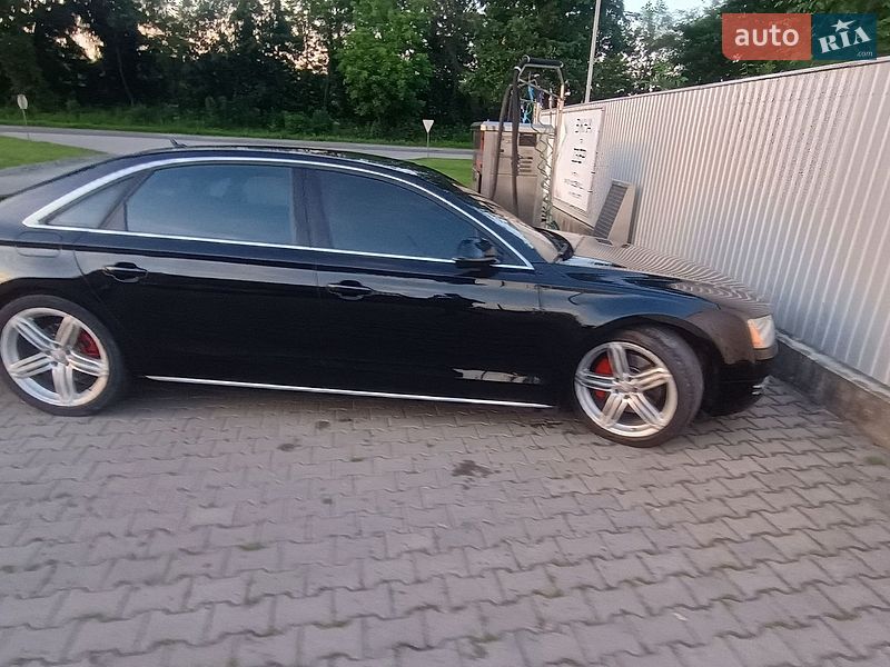 Седан Audi A8 2012 в Новоселице
