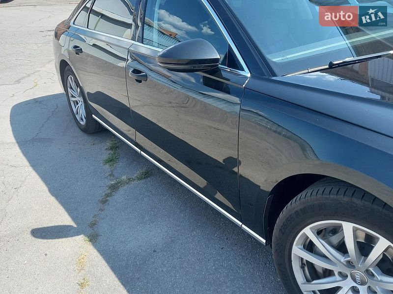 Седан Audi A8 2018 в Полтаві