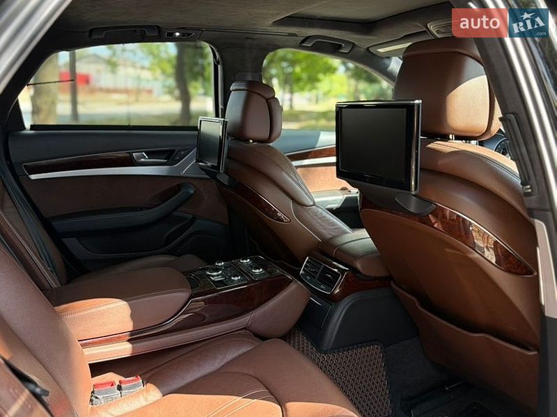 Седан Audi A8 2012 в Чернівцях
