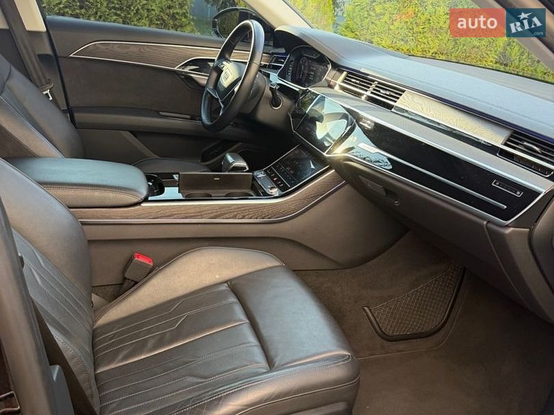 Седан Audi A8 2018 в Иршаве