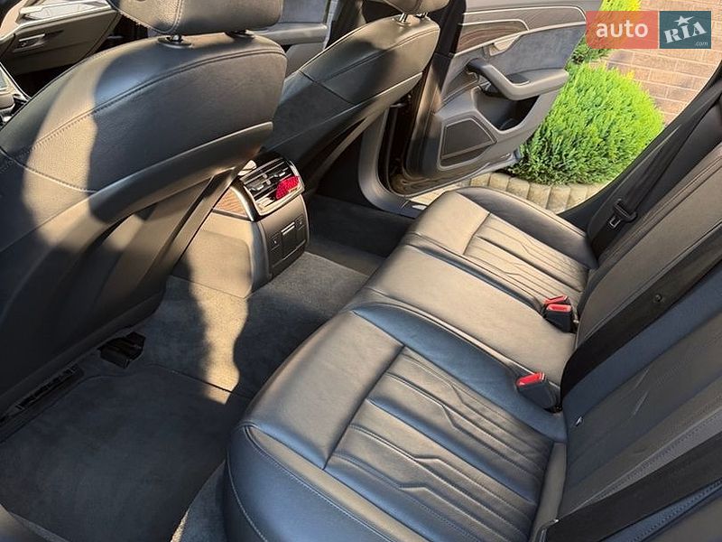 Седан Audi A8 2018 в Іршаві