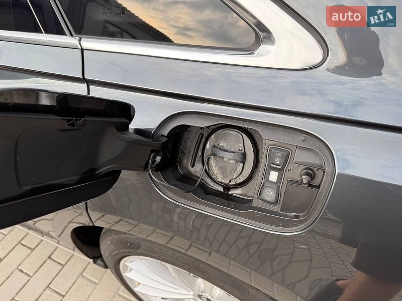 Седан Audi A8 2023 в Києві