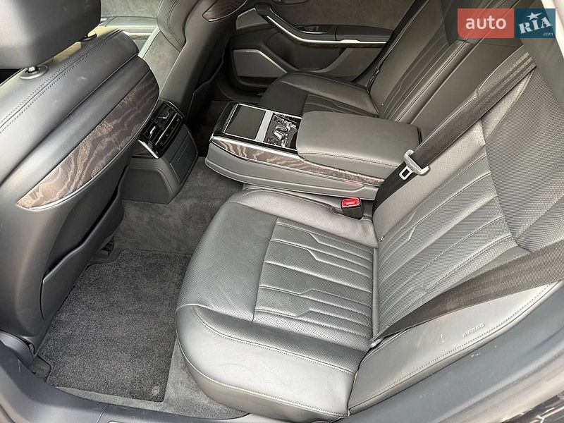 Седан Audi A8 2023 в Києві