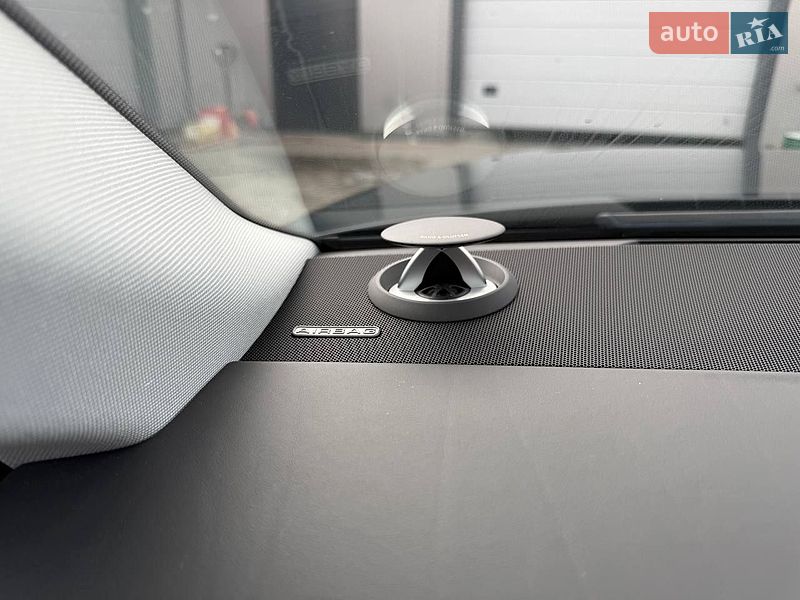 Седан Audi A8 2023 в Києві