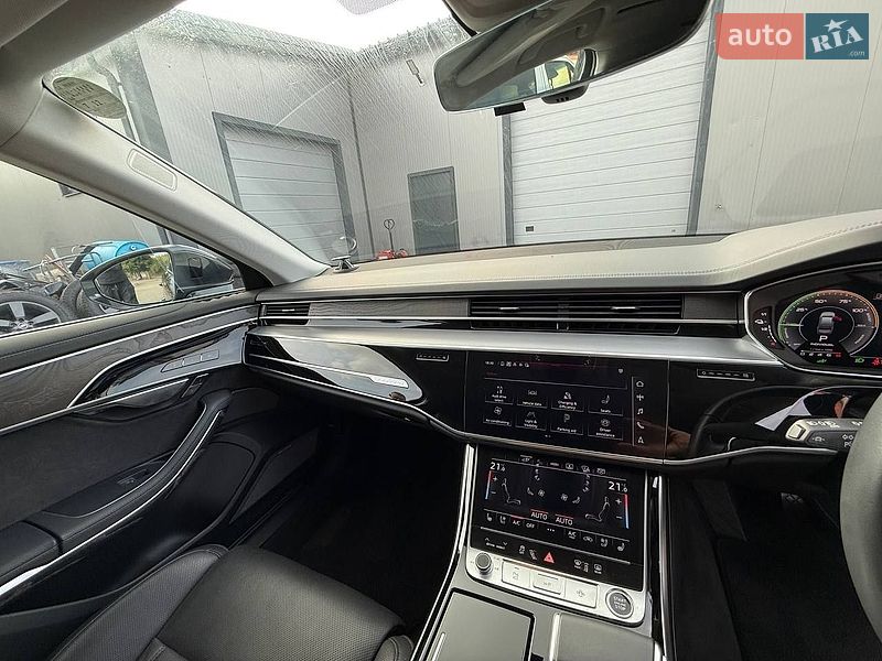 Седан Audi A8 2023 в Києві
